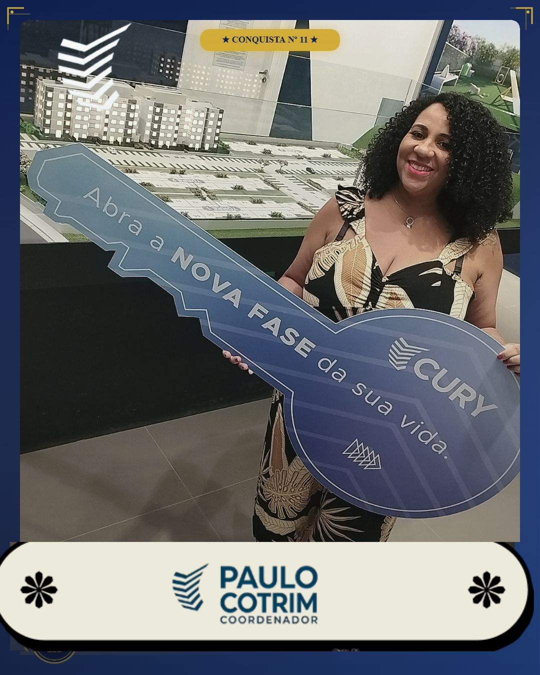 Cliente Paulo Cotrim recebendo a chave do apartamento novo