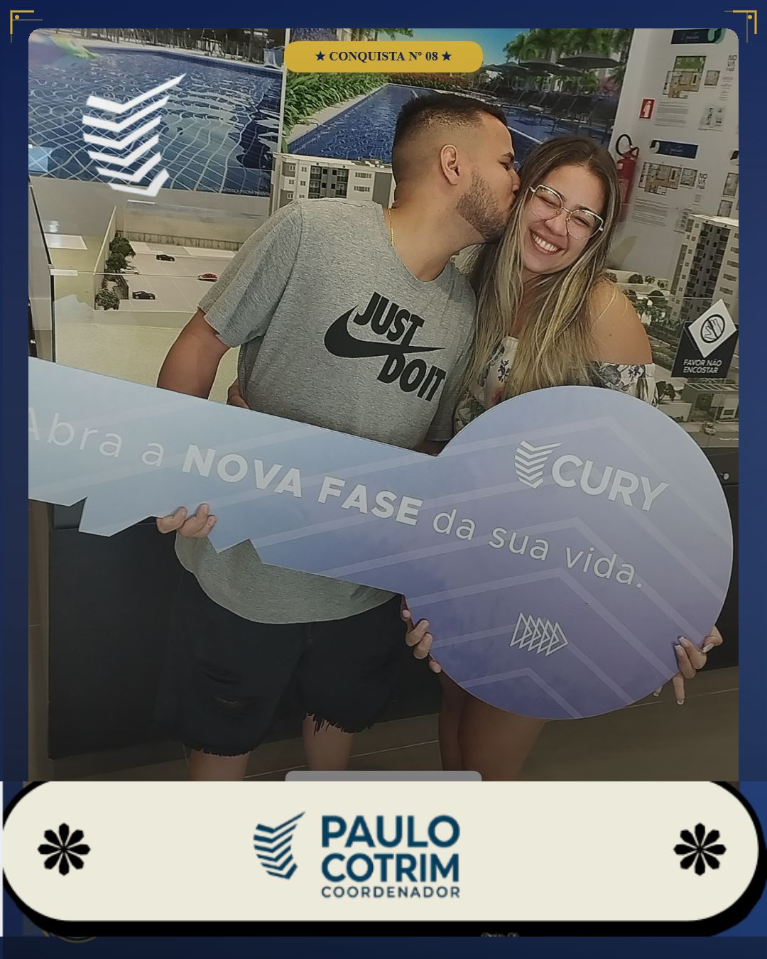 Cliente Paulo Cotrim recebendo a chave do apartamento novo