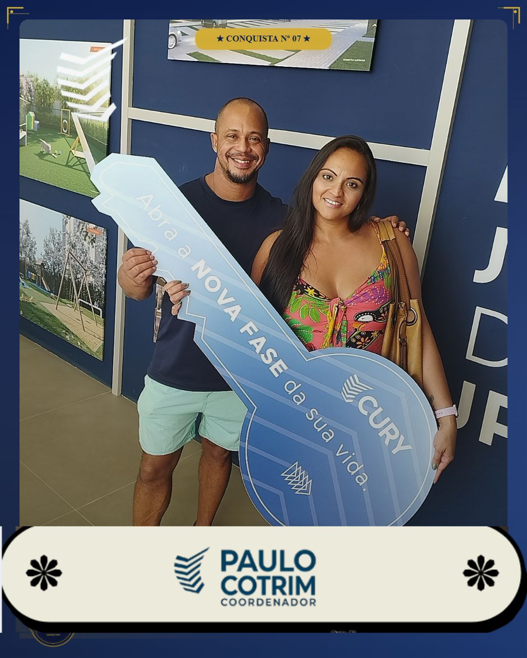 Cliente Paulo Cotrim recebendo a chave do apartamento novo